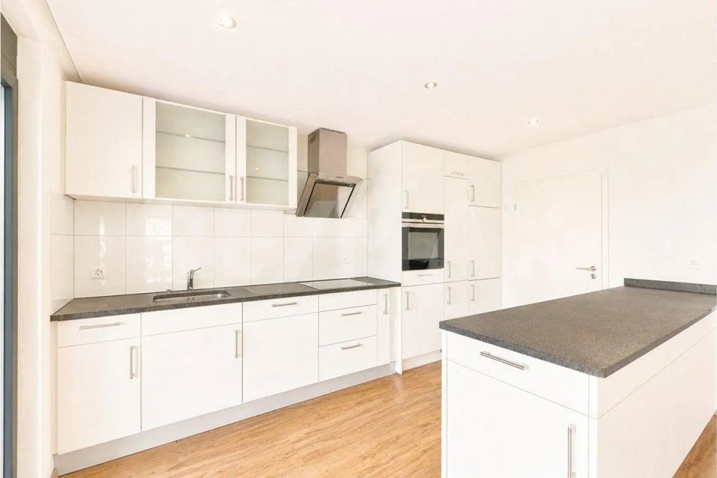 Spacious ground floor apartment with private garden - ideal for families - Photo 3 of 13