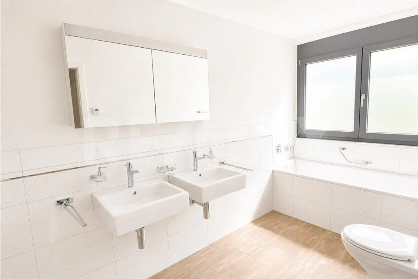 Spacious ground floor apartment with private garden - ideal for families - Photo 6 of 13