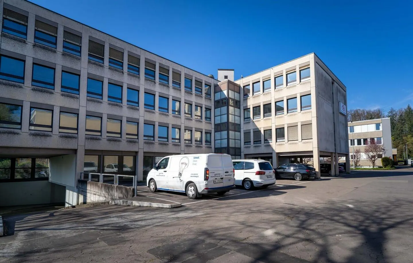 Flexible subdivisible office spaces from 200m² for sublease - Photo 1 of 11