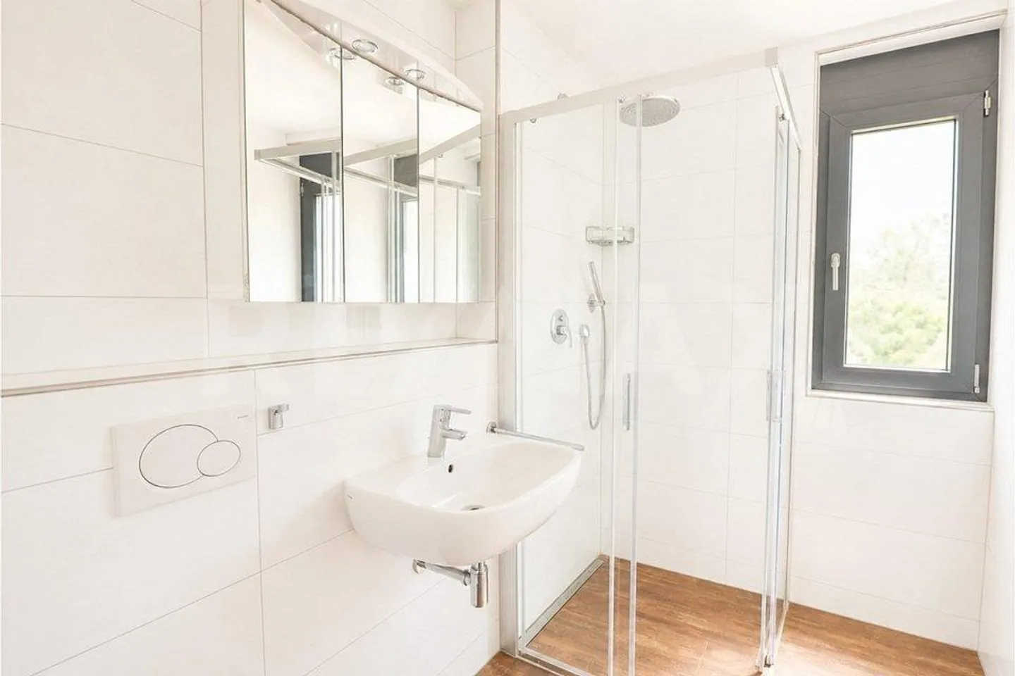 Spacious ground floor apartment with private garden - ideal for families - Photo 8 of 13