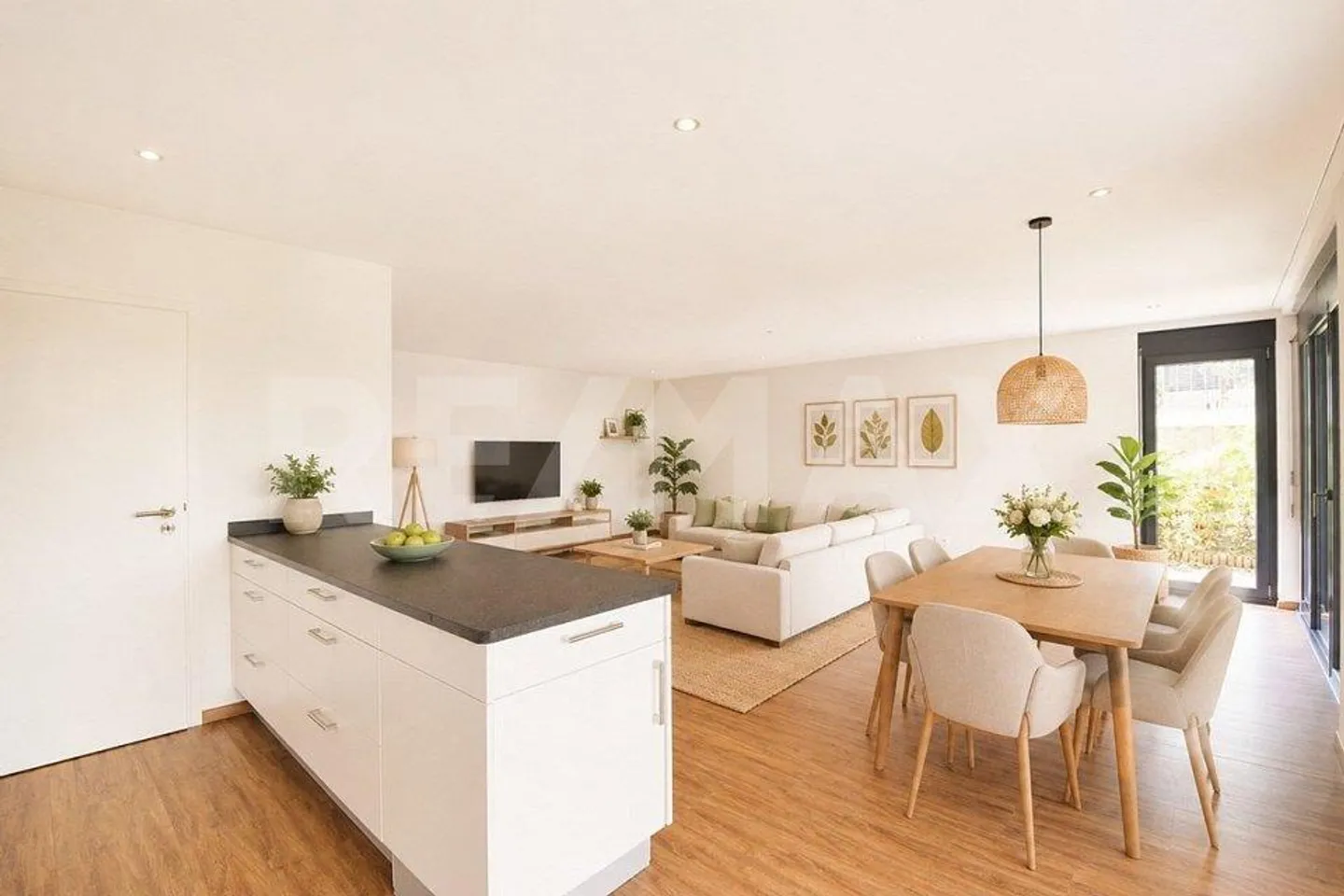 Spacious ground floor apartment with private garden - ideal for families - Photo 4 of 13