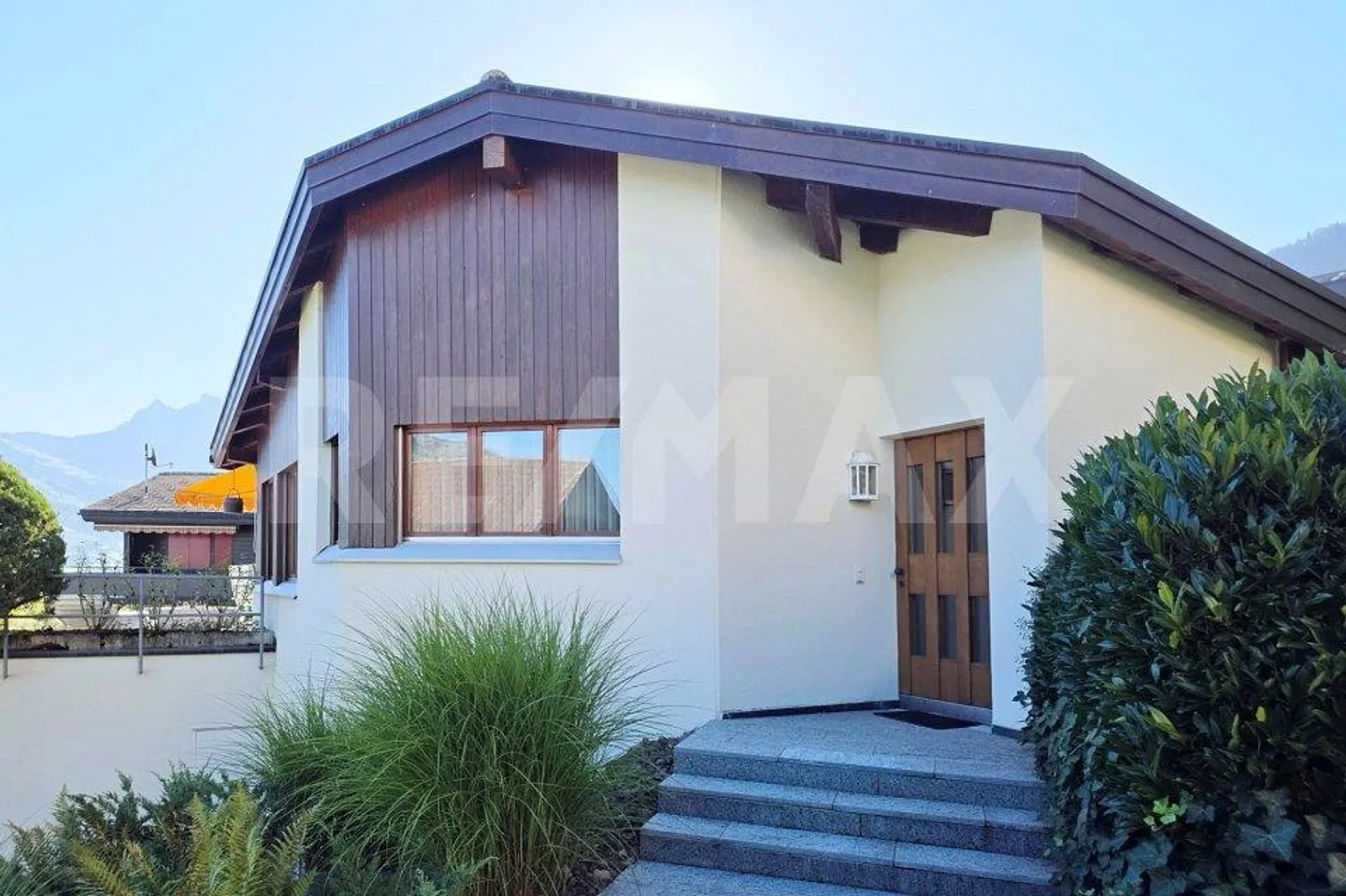 Living with a View: Well-maintained 4.5-room single-family house with lake view and large garden, Lauerz SZ - Photo 1 of 13