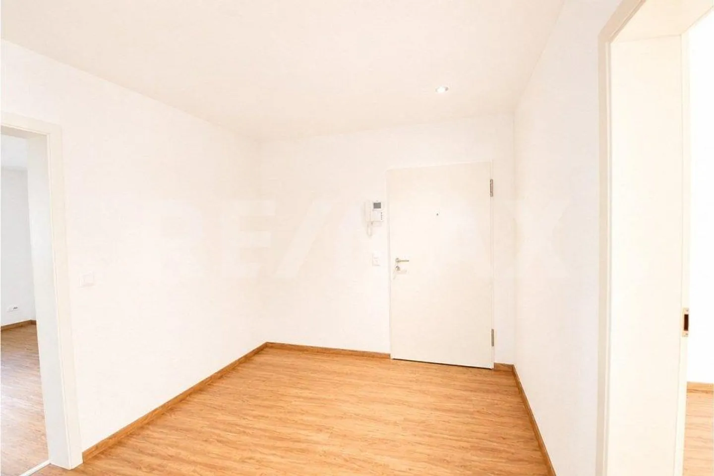 Spacious ground floor apartment with private garden - ideal for families - Photo 5 of 13