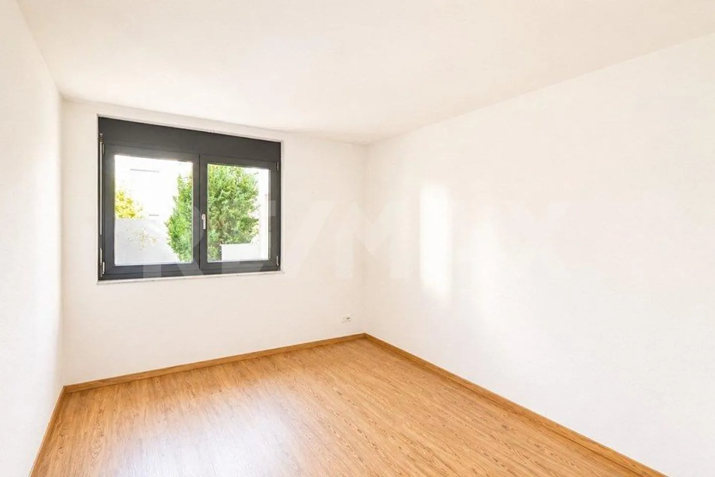 Spacious ground floor apartment with private garden - ideal for families - Photo 9 of 13