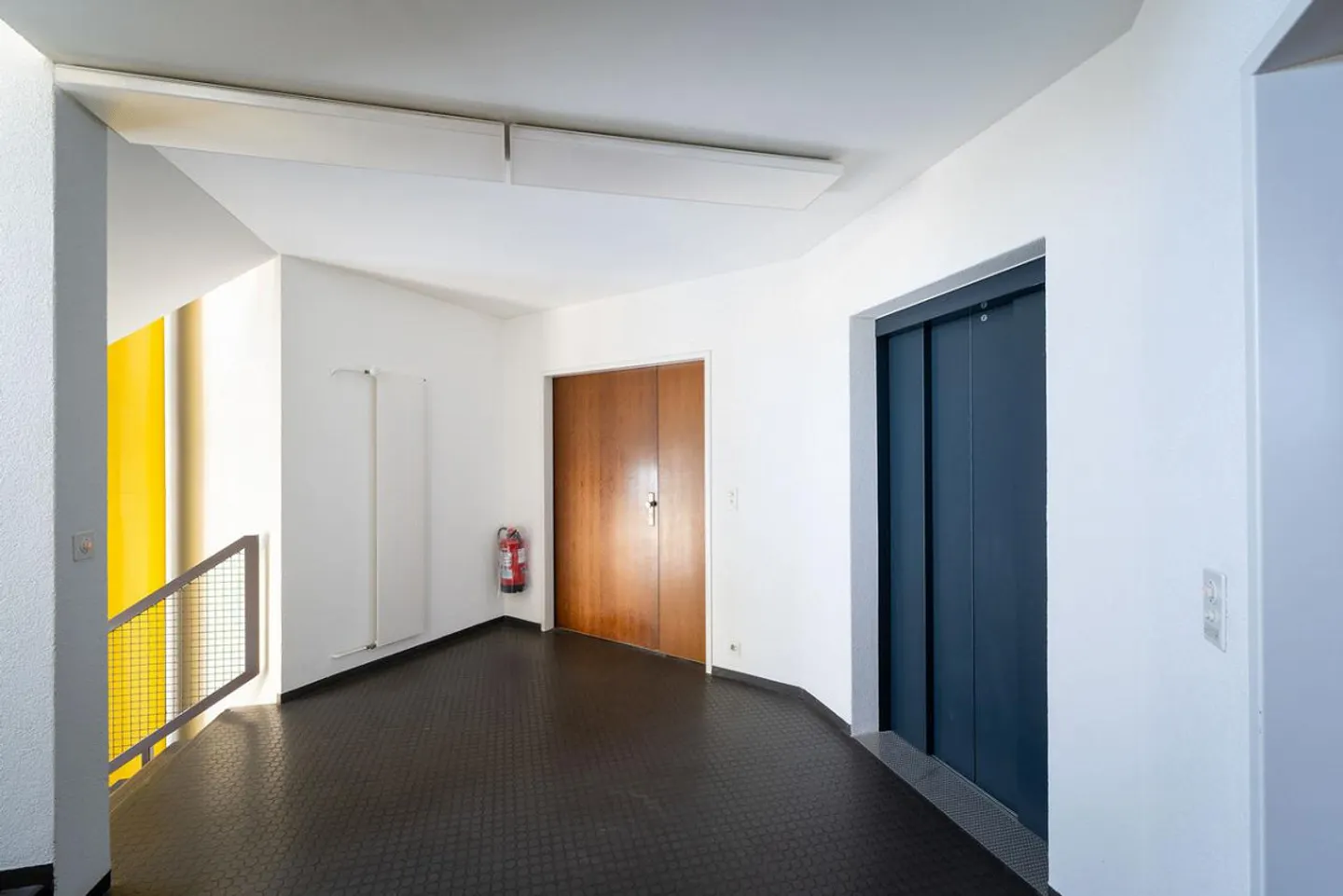 Flexible subdivisible office spaces from 200m² for sublease - Photo 2 of 11