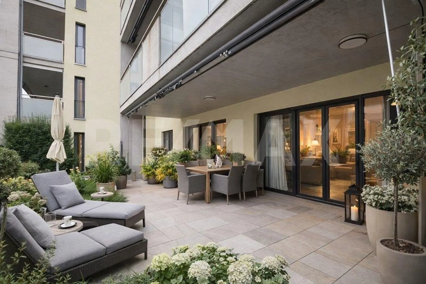 Spacious ground floor apartment with private garden - ideal for families - Photo 10 of 13