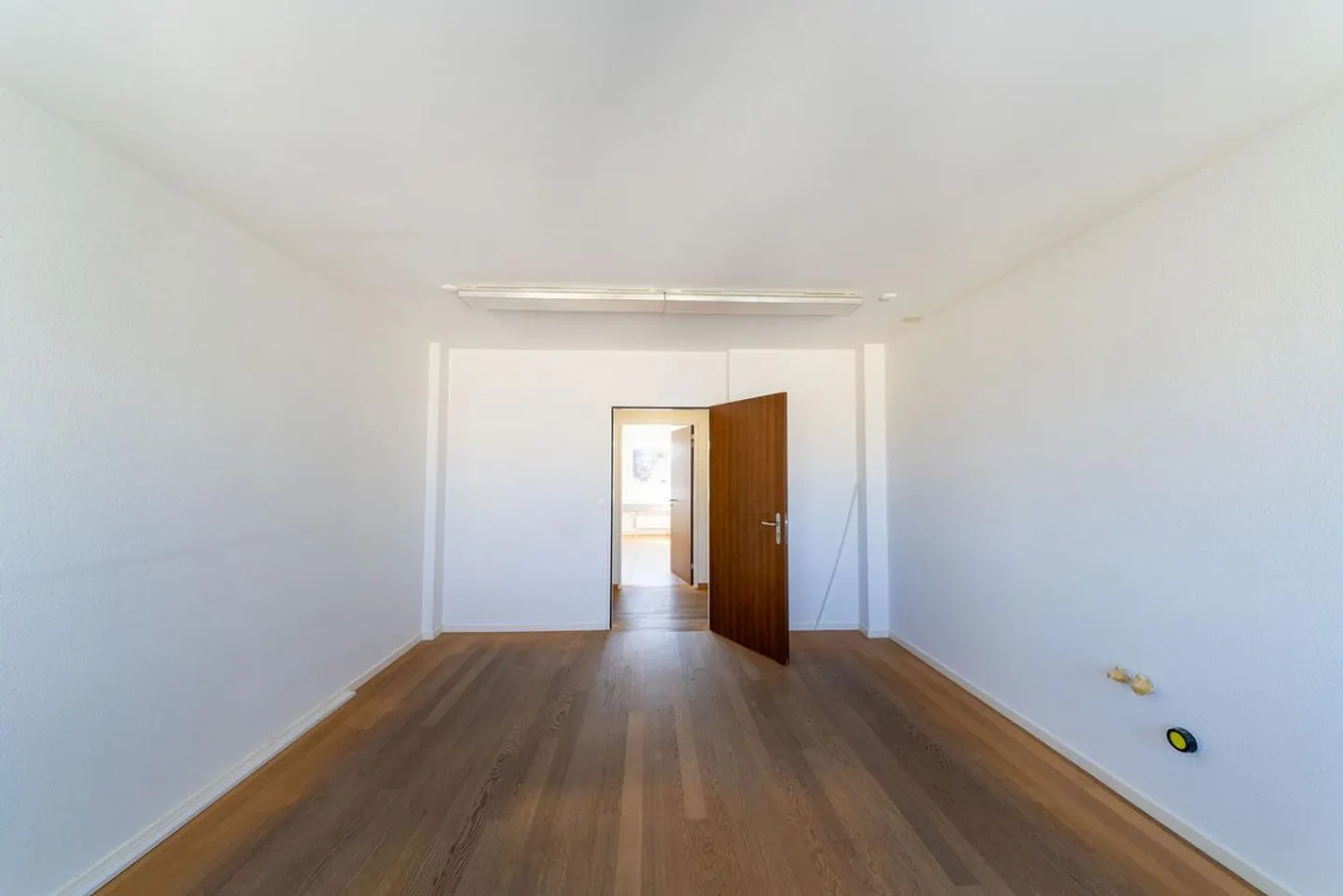 Flexible subdivisible office spaces from 200m² for sublease - Photo 8 of 11