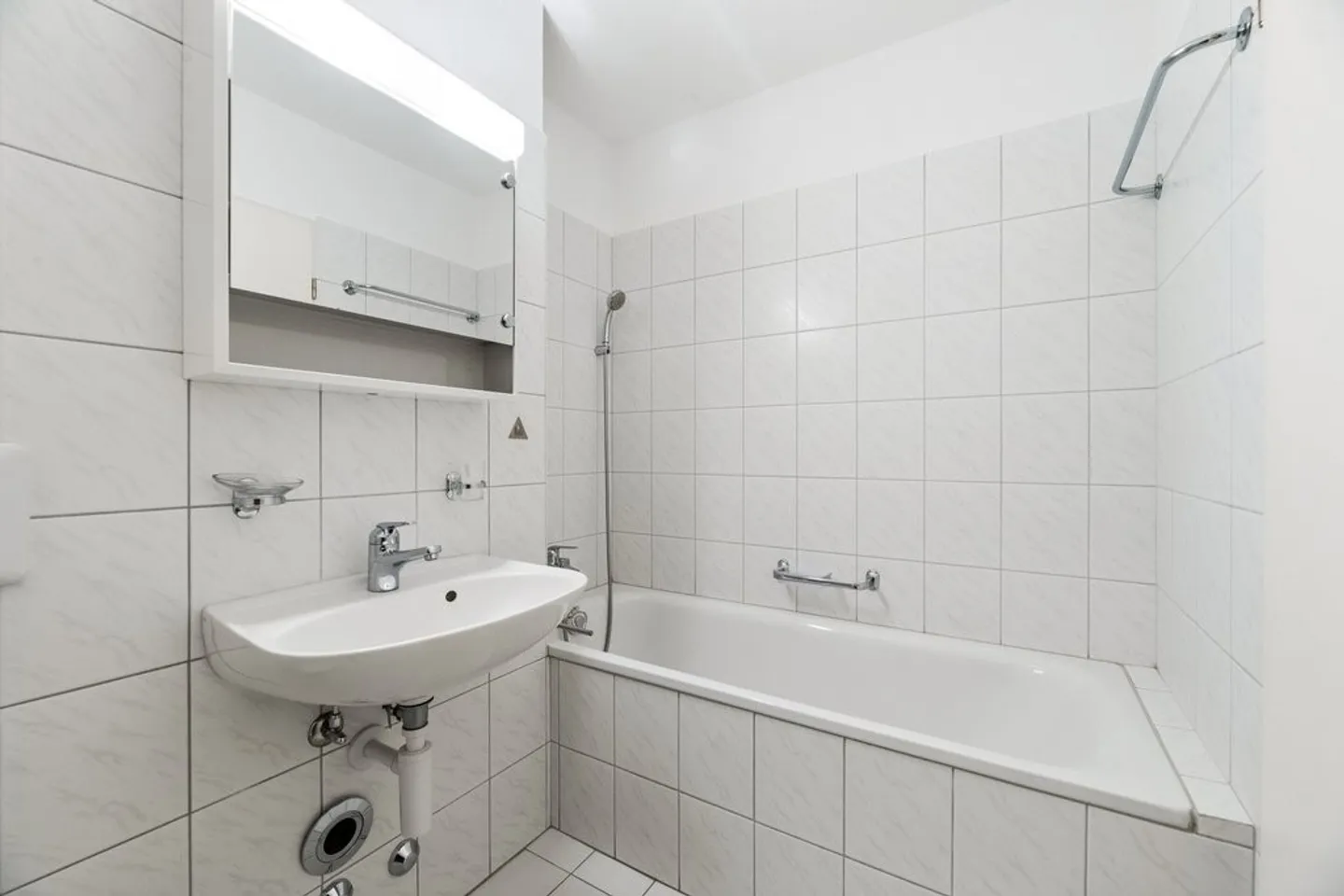 Bright, central single apartment - Photo 3 of 8