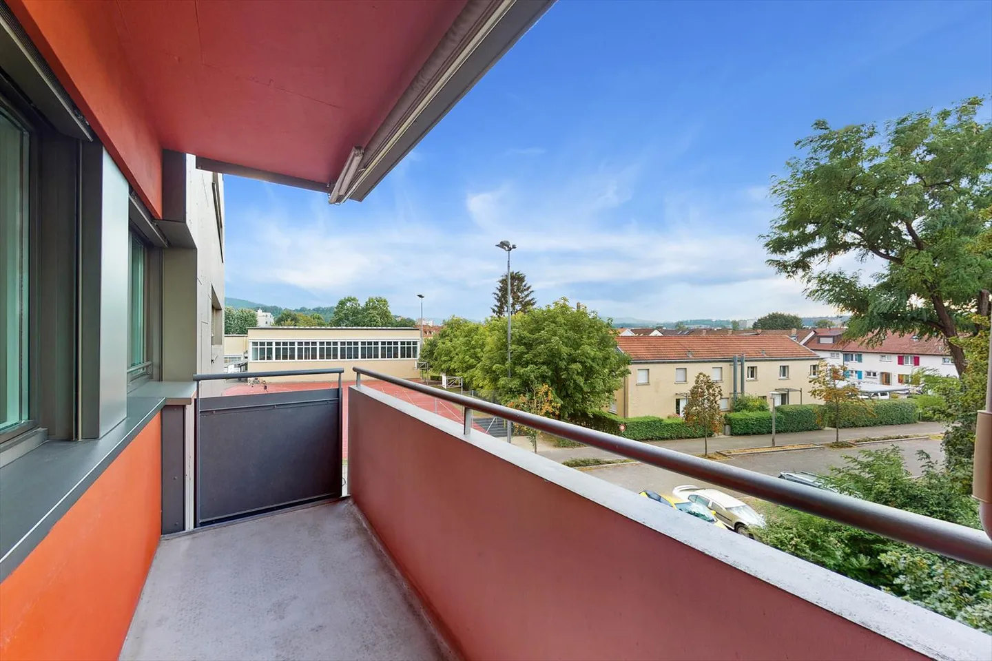 Modern living in a central location - Photo 4 of 7