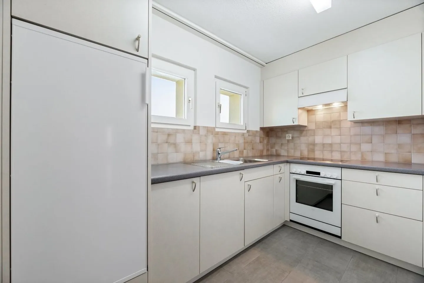 Bright, central single apartment - Photo 2 of 8