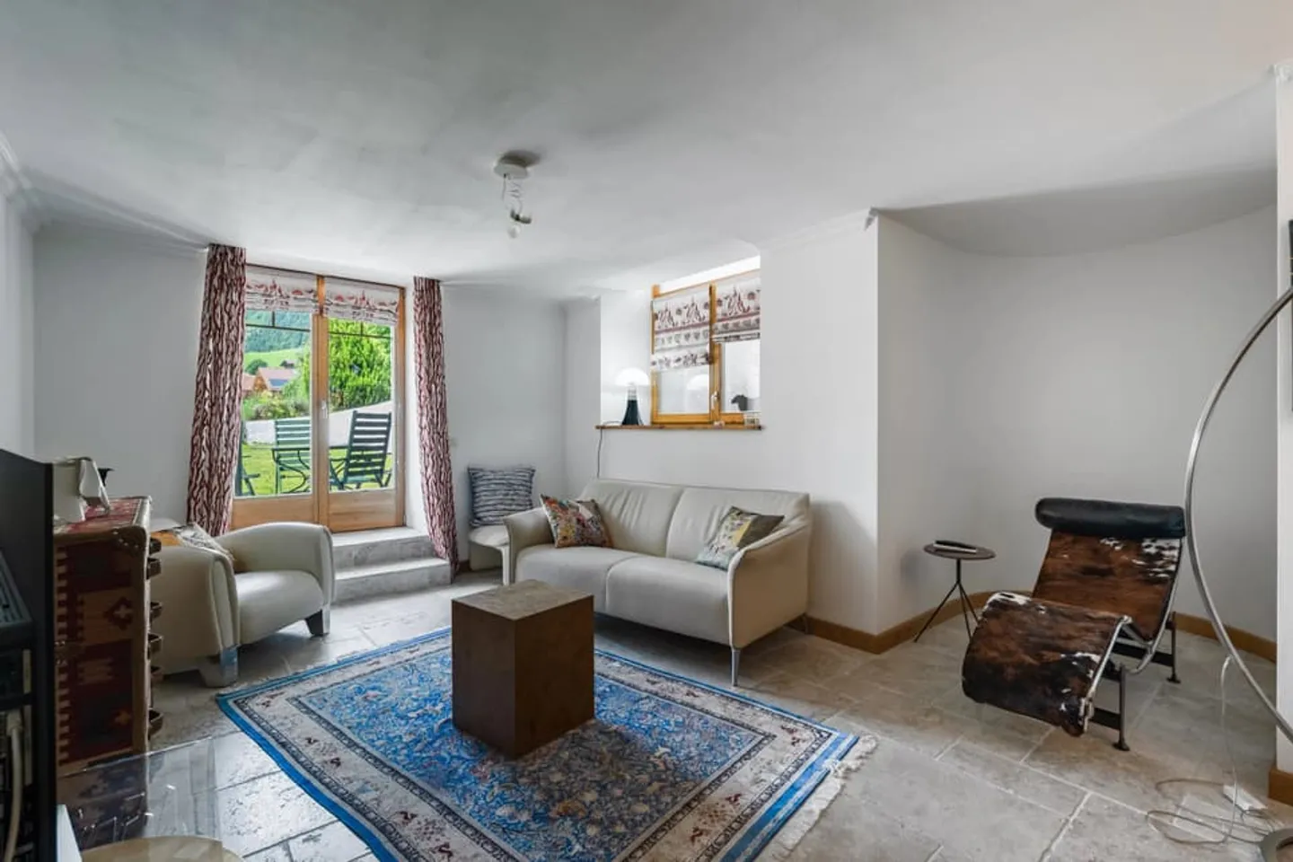 Elegance restored in a palace transformed into a residence. - Photo 3 of 12