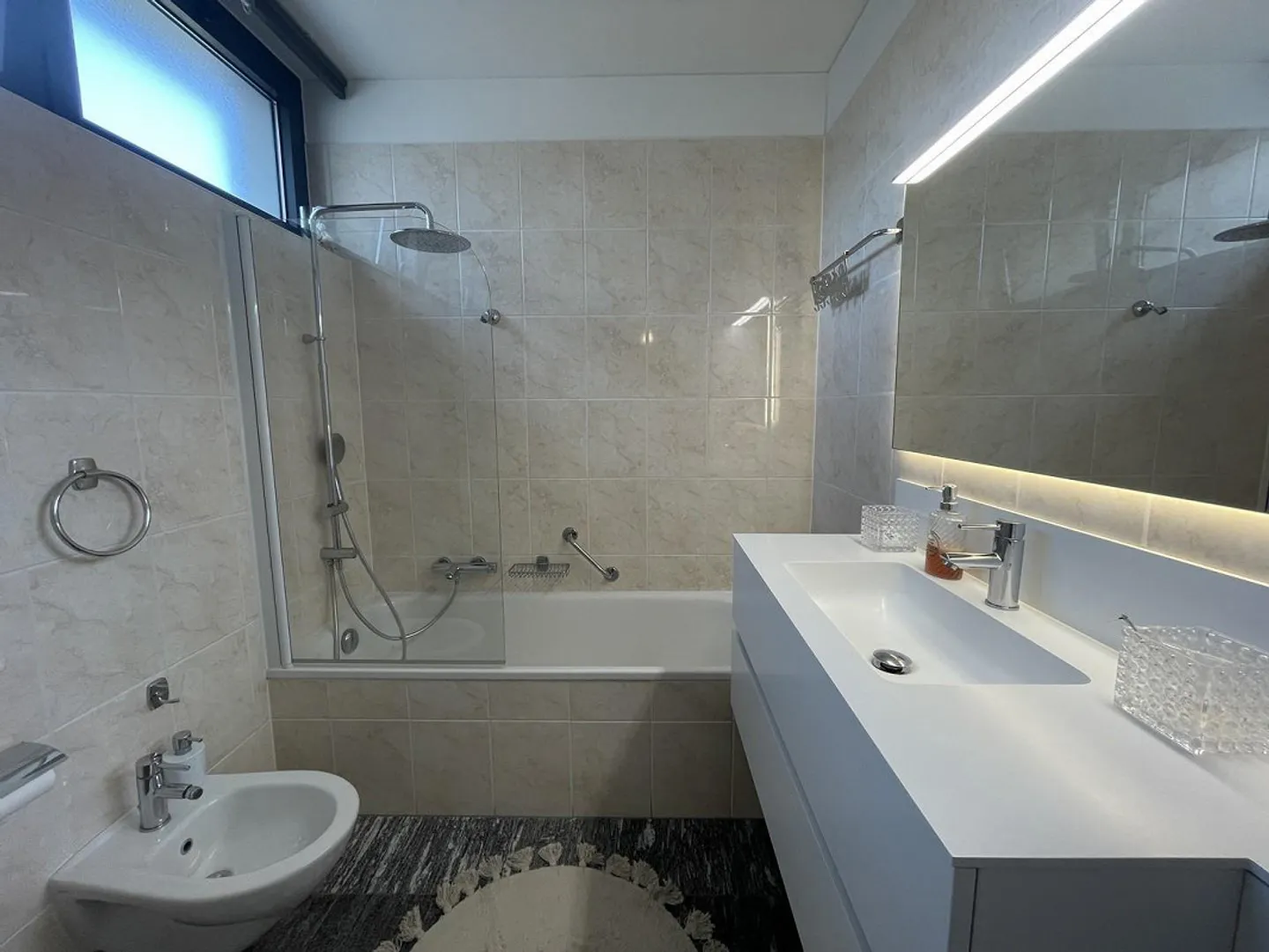 APPARTEMENT ÉLÉGANT 4.5 AU DERNIER ÉTAGE AVEC DEUX PLACES DE PARKING - Photo 8 sur 13