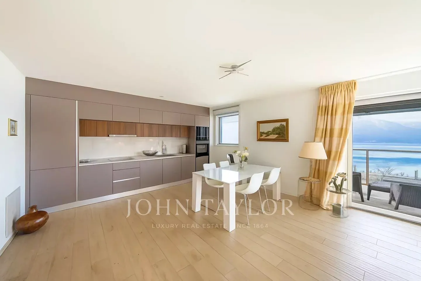 Wake up with a view of the lake: stunning 3.5-room apartment with panoramic views - Photo 3 of 10