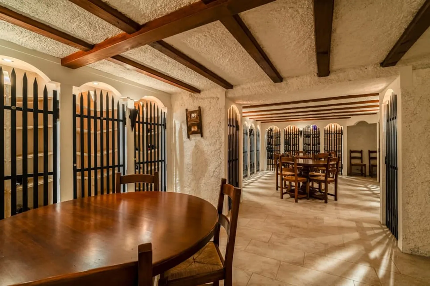 Elegance restored in a palace transformed into a residence. - Photo 10 of 12