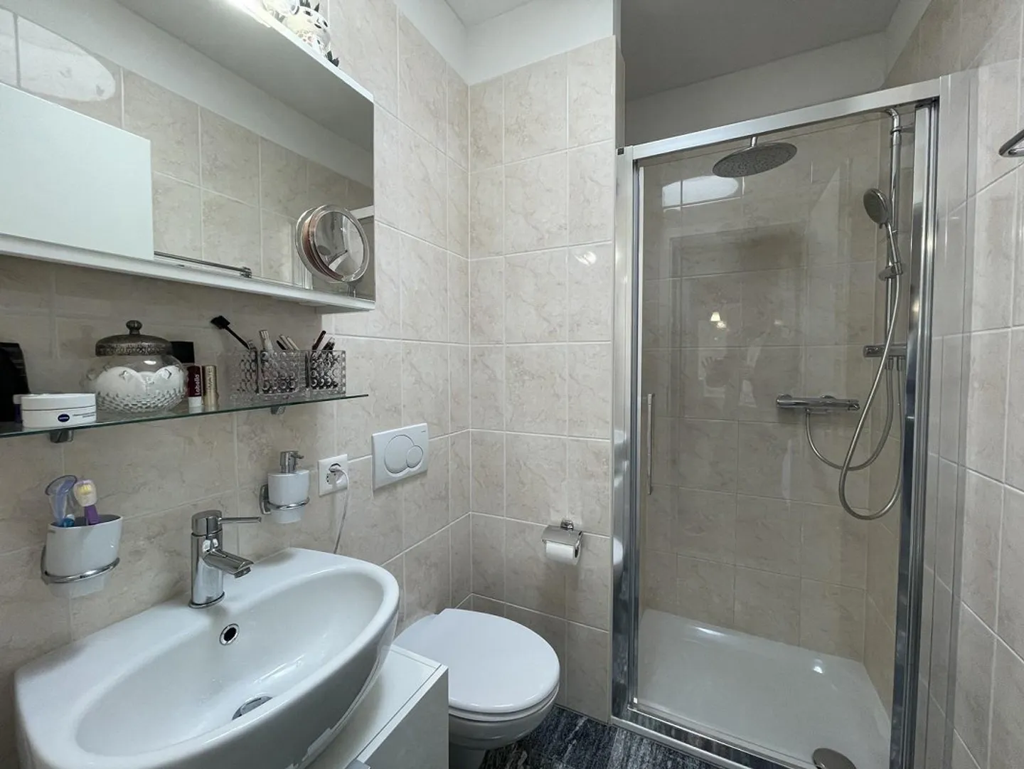 APPARTEMENT ÉLÉGANT 4.5 AU DERNIER ÉTAGE AVEC DEUX PLACES DE PARKING - Photo 10 sur 13