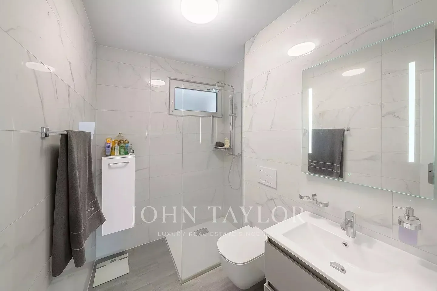 Wake up with a view of the lake: stunning 3.5-room apartment with panoramic views - Photo 7 of 10