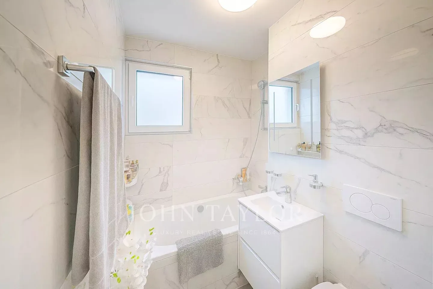 Wake up with a view of the lake: stunning 3.5-room apartment with panoramic views - Photo 9 of 10