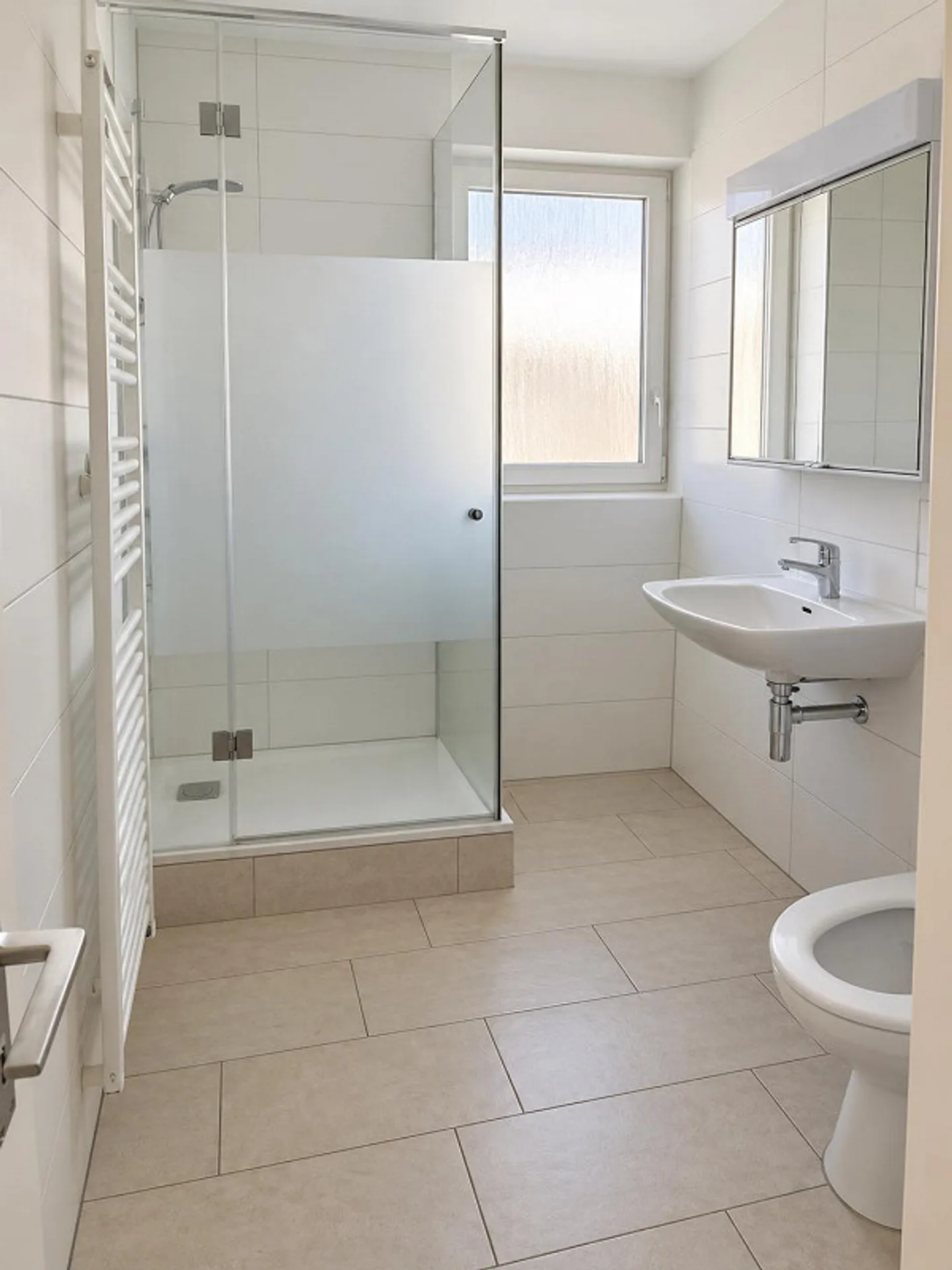 Appartement spacieux de 3 pièces dans un emplacement calme à Binningen! - Photo 3 sur 9