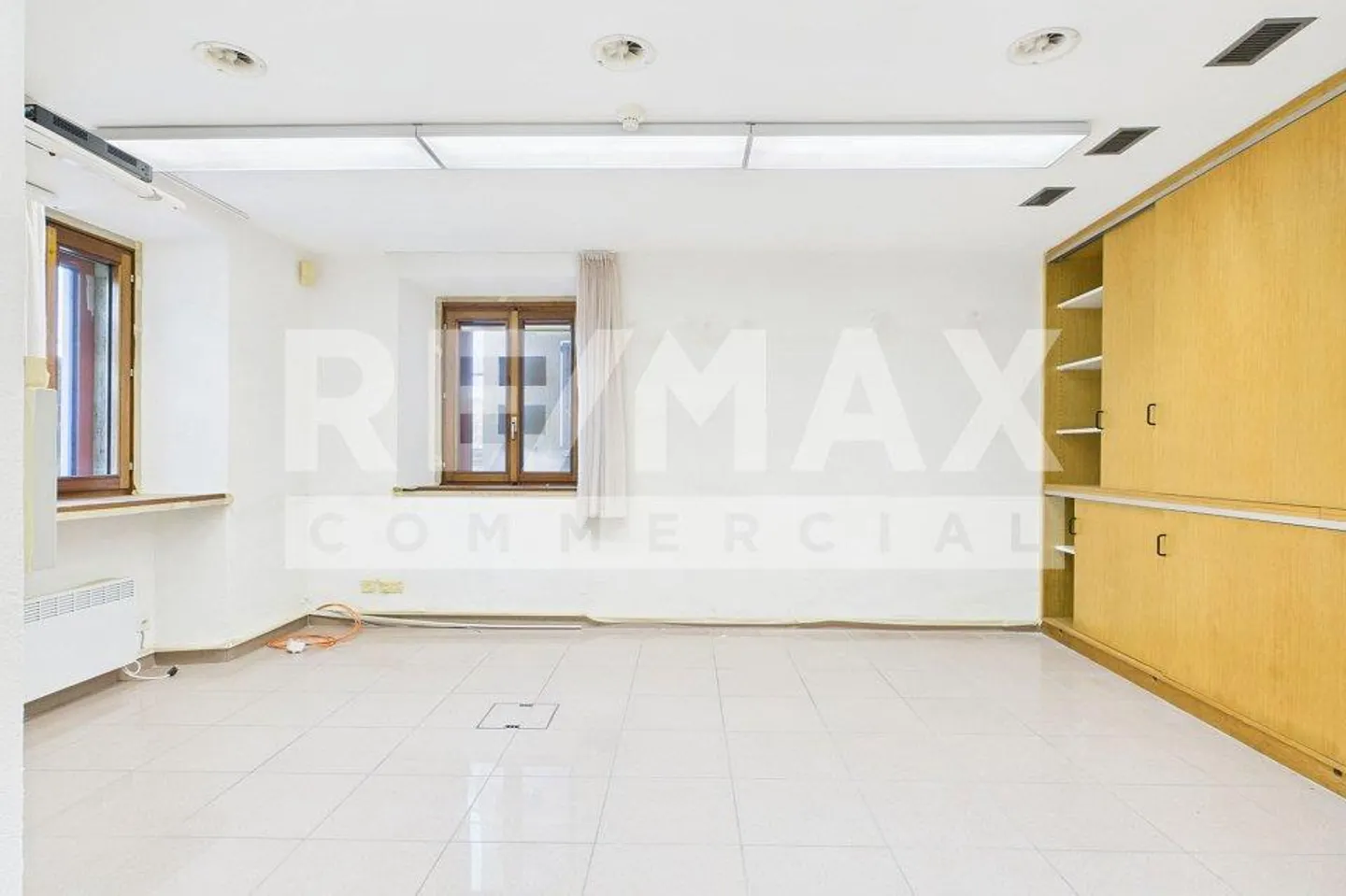 Espace commercial dans une zone centrale - Photo 3 sur 8
