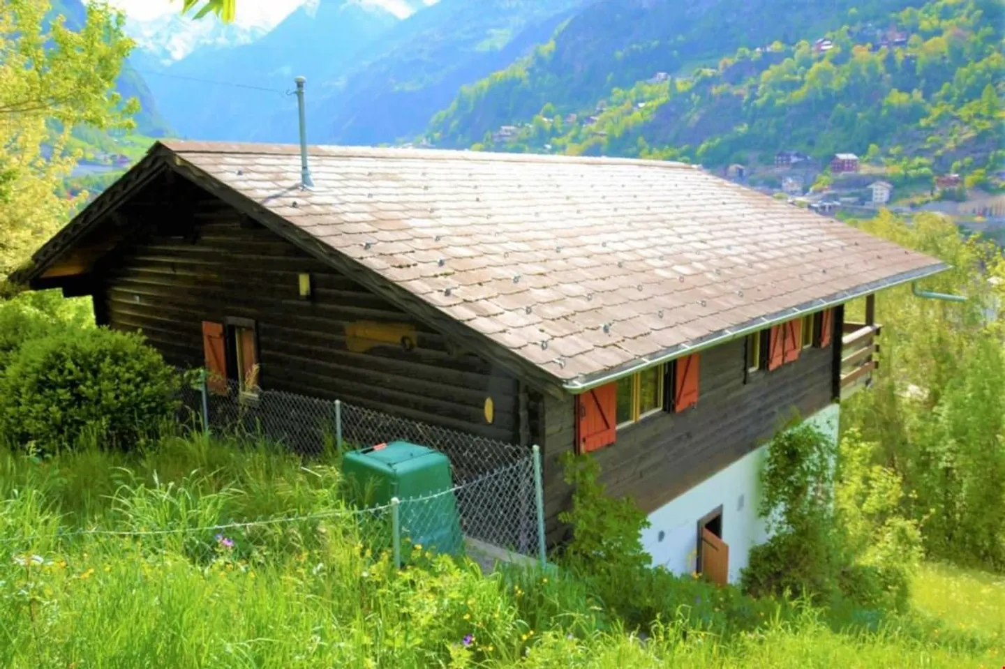 Chalet nécessitant des rénovations près de Staldenried dans un cadre magnifique - Photo 1 sur 6