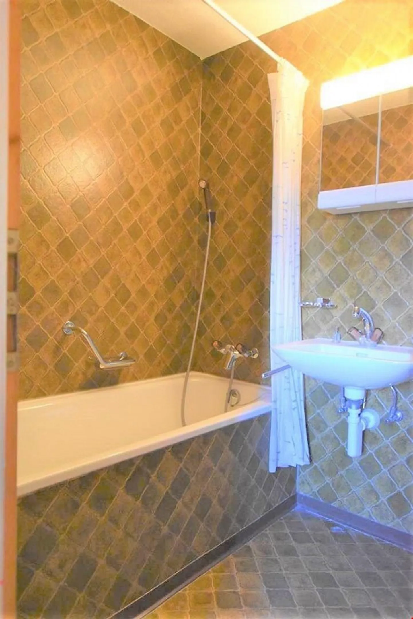 Chalet nécessitant des rénovations près de Staldenried dans un cadre magnifique - Photo 2 sur 6