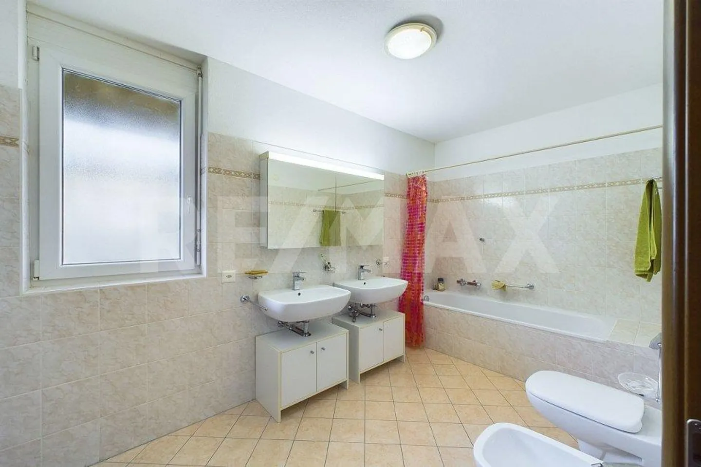 Beautiful detached family house with garden and several parking spaces - Photo 10 of 13
