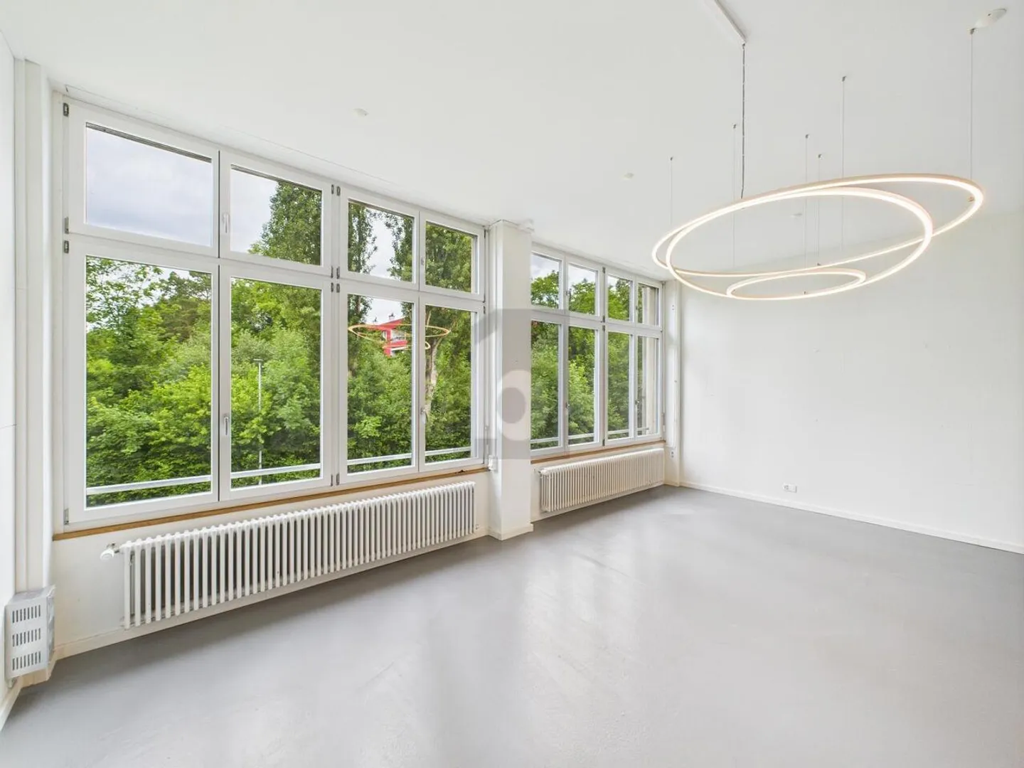 VERSATILE USAGE IN A CREATIVE ENVIRONMENT - Photo 3 of 6