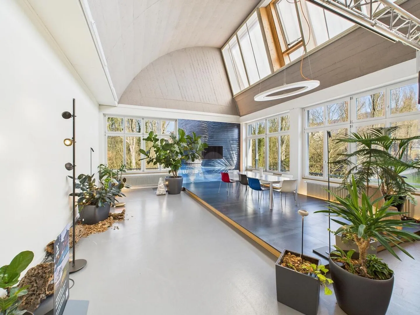 VERSATILE USAGE IN A CREATIVE ENVIRONMENT - Photo 5 of 6