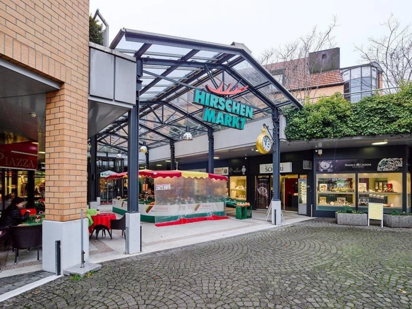 Espace de vente spacieux au cœur de Lyss - Photo 1 sur 3