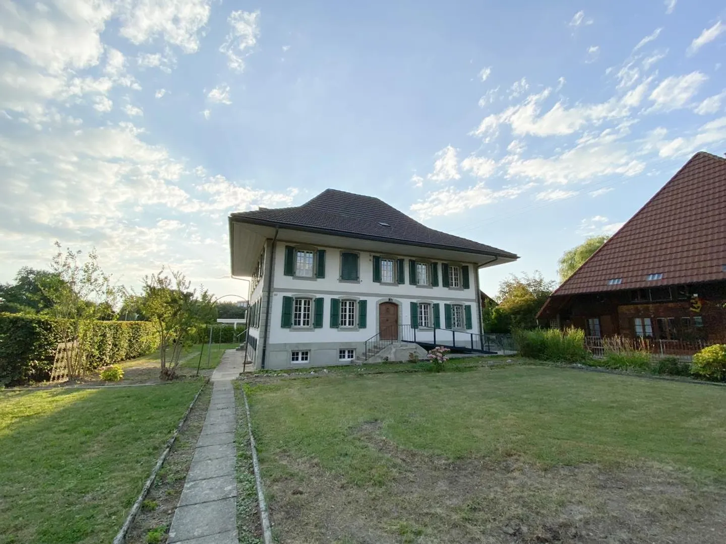 Affascinante casa bifamiliare - convertita in asilo nido e scuola diurna in una posizione tranquilla a Lotzwil - Foto 2 di 9