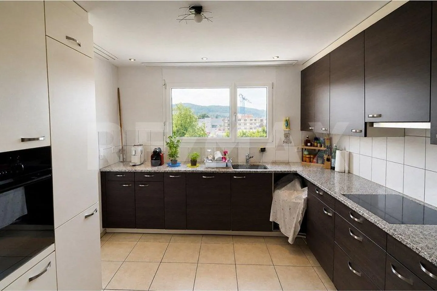 Spacious Apartment with Balcony - Photo 5 of 13