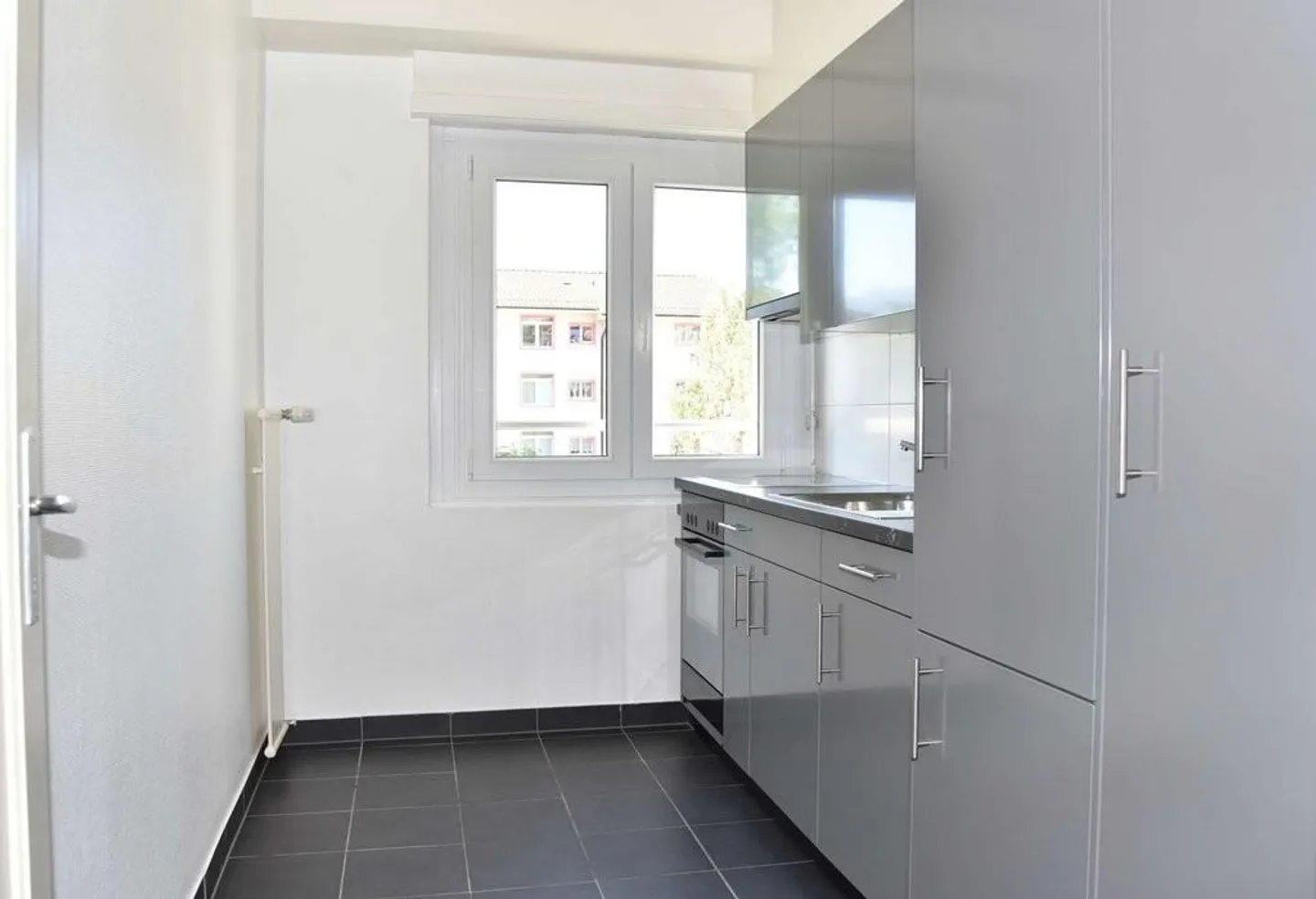 In a renovated building, beautiful 3-room apartment near the train station - Photo 1 of 8