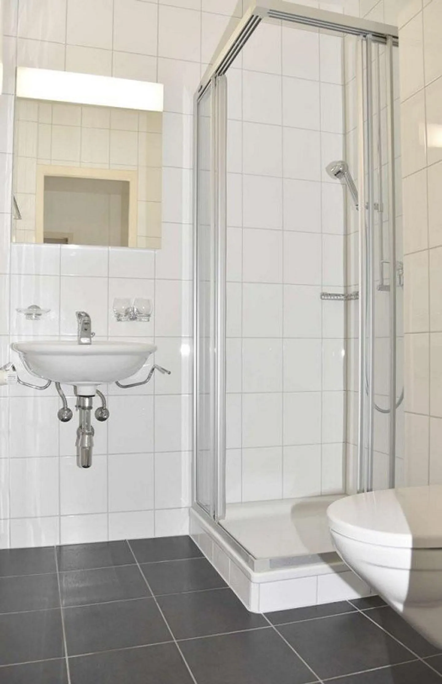 In a renovated building, beautiful 3-room apartment near the train station - Photo 7 of 8