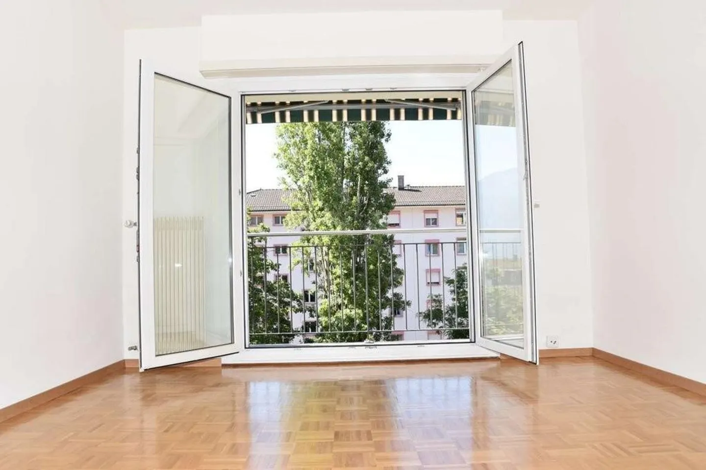 In a renovated building, beautiful 3-room apartment near the train station - Photo 2 of 8