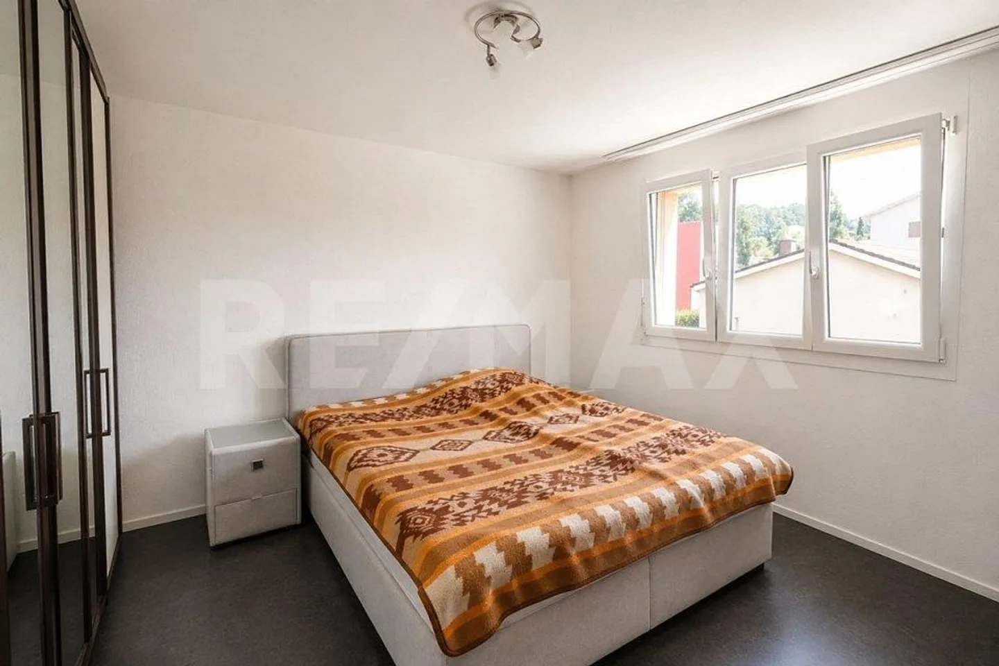 Spacious Apartment with Balcony - Photo 7 of 13