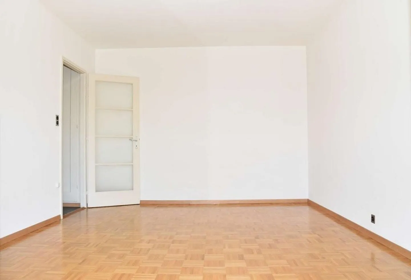 In a renovated building, beautiful 3-room apartment near the train station - Photo 4 of 8
