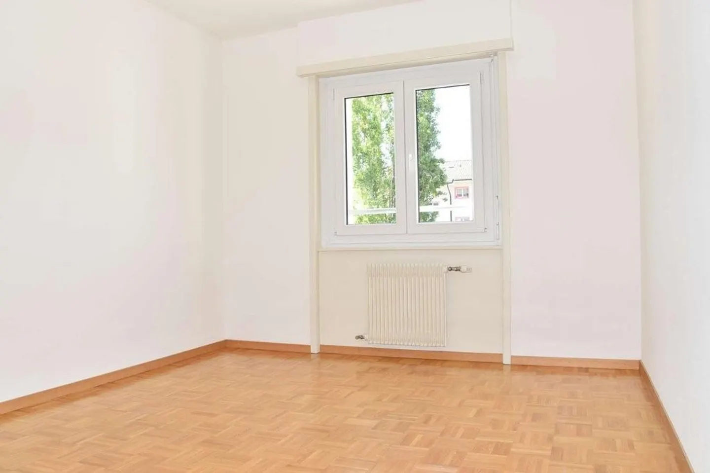 In a renovated building, beautiful 3-room apartment near the train station - Photo 5 of 8