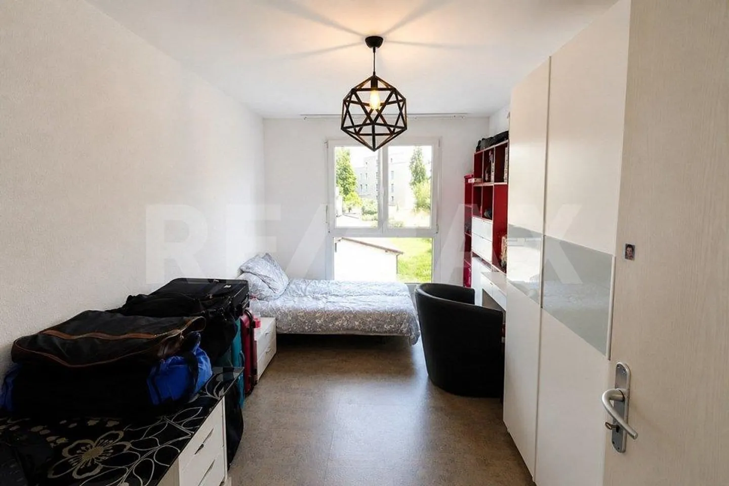 Spacious Apartment with Balcony - Photo 10 of 13