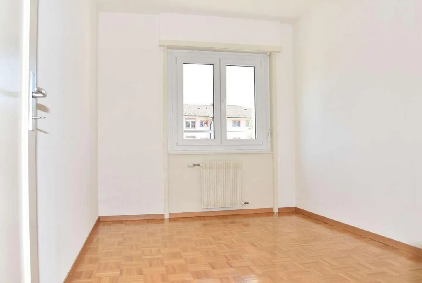 In a renovated building, beautiful 3-room apartment near the train station - Photo 6 of 8