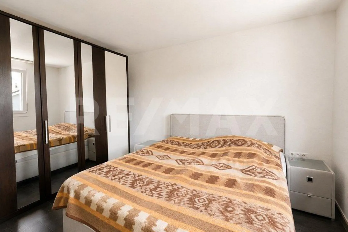 Spacious Apartment with Balcony - Photo 8 of 13
