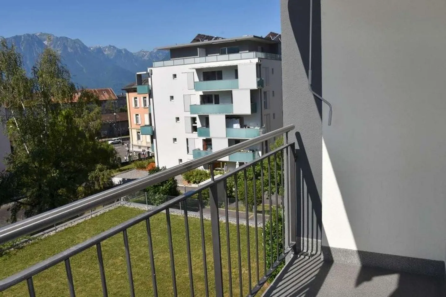 In a renovated building, beautiful 3-room apartment near the train station - Photo 3 of 8