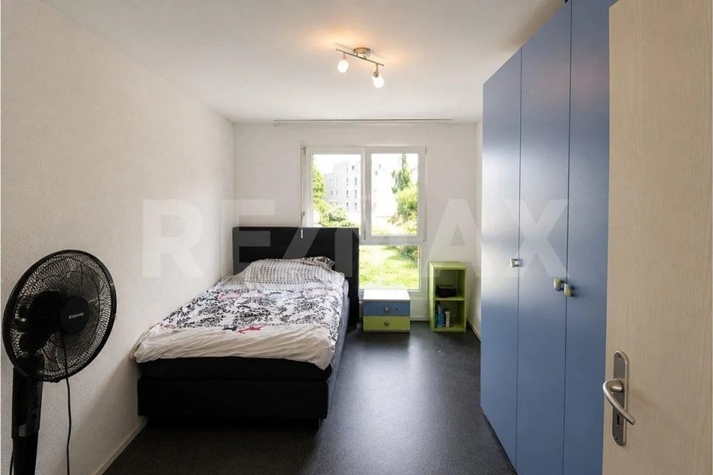 Spacious Apartment with Balcony - Photo 9 of 13