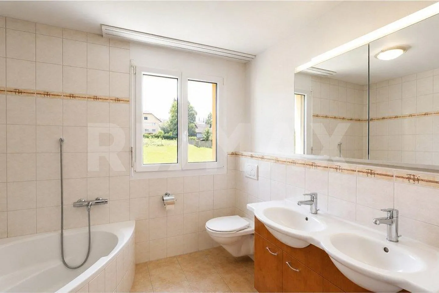 Spacious Apartment with Balcony - Photo 12 of 13