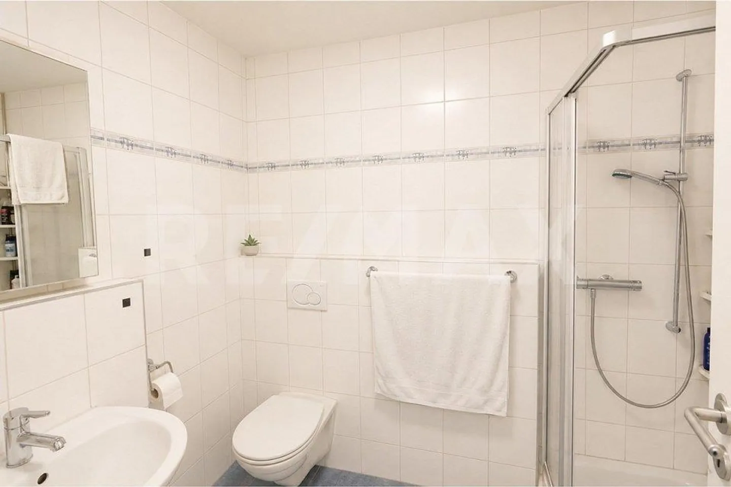Spacious Apartment with Balcony - Photo 13 of 13