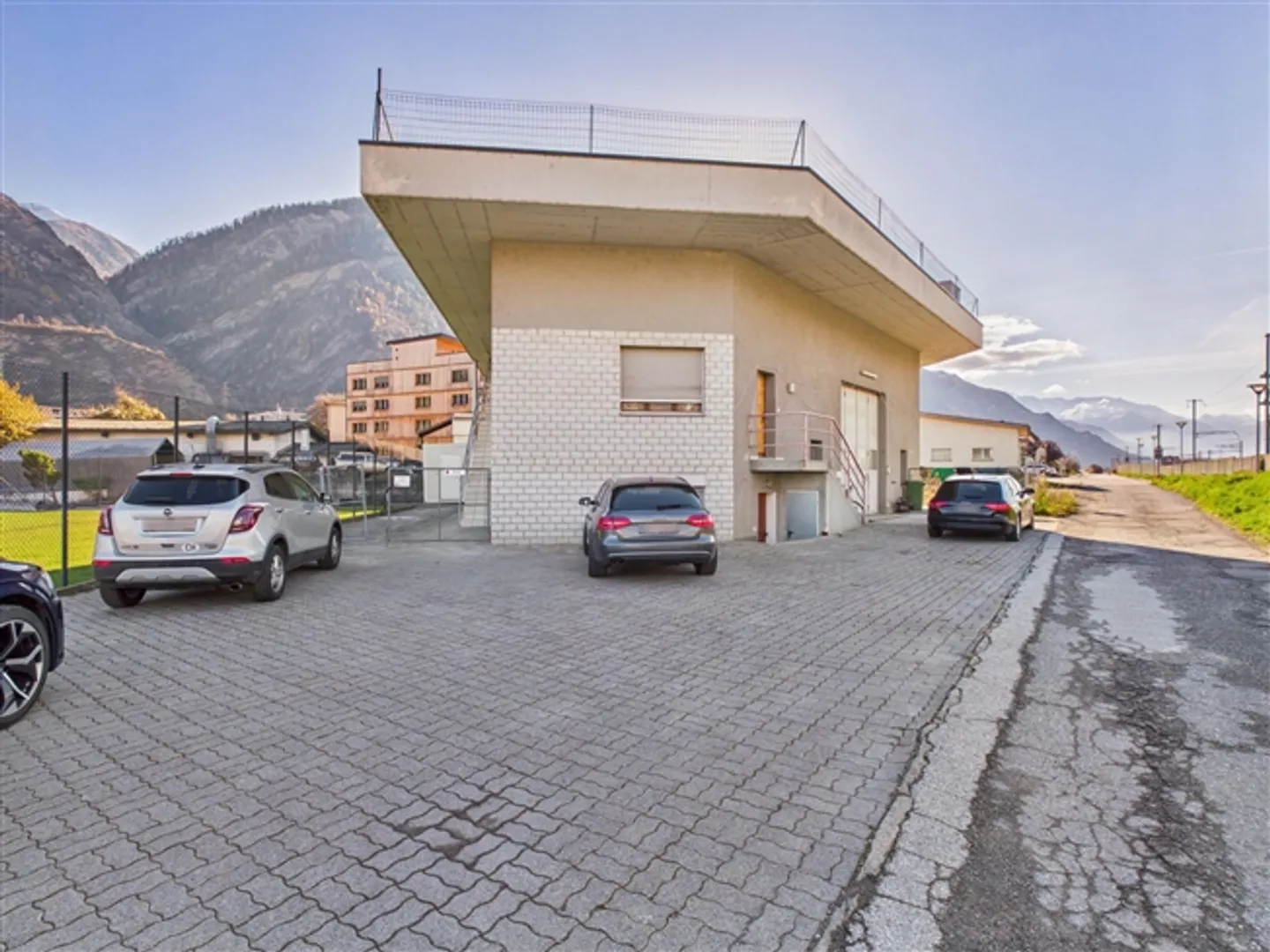 Salle de dépôt avec chambres froides et deux studios - Photo 1 sur 10