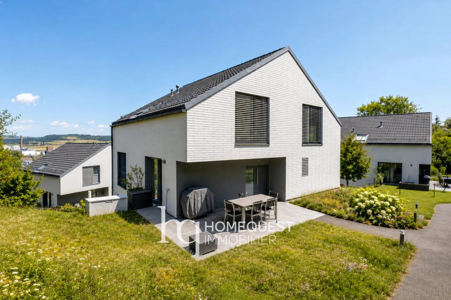 A contemporary twin house, bright and particularly versatile - Photo 2 of 10
