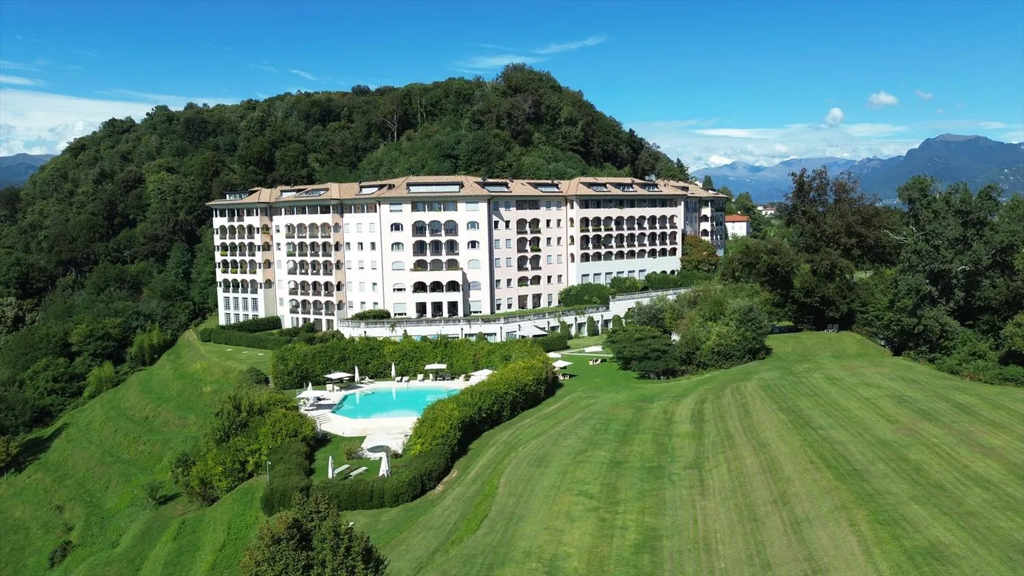 Proprietà di lusso con vista lago e servizi esclusivi in un resort a 5 stelle - Foto 1 di 13