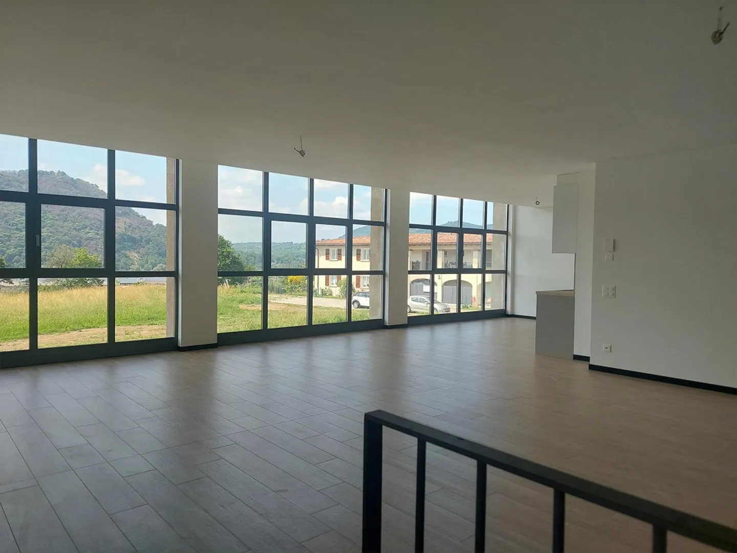 APPARTEMENT SPACIEUX COMPLÈTEMENT RÉNOVÉ - Photo 2 sur 30