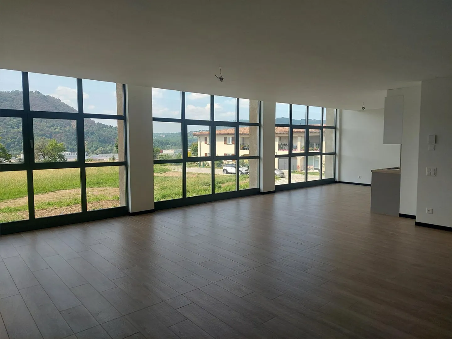 APPARTEMENT SPACIEUX COMPLÈTEMENT RÉNOVÉ - Photo 3 sur 30