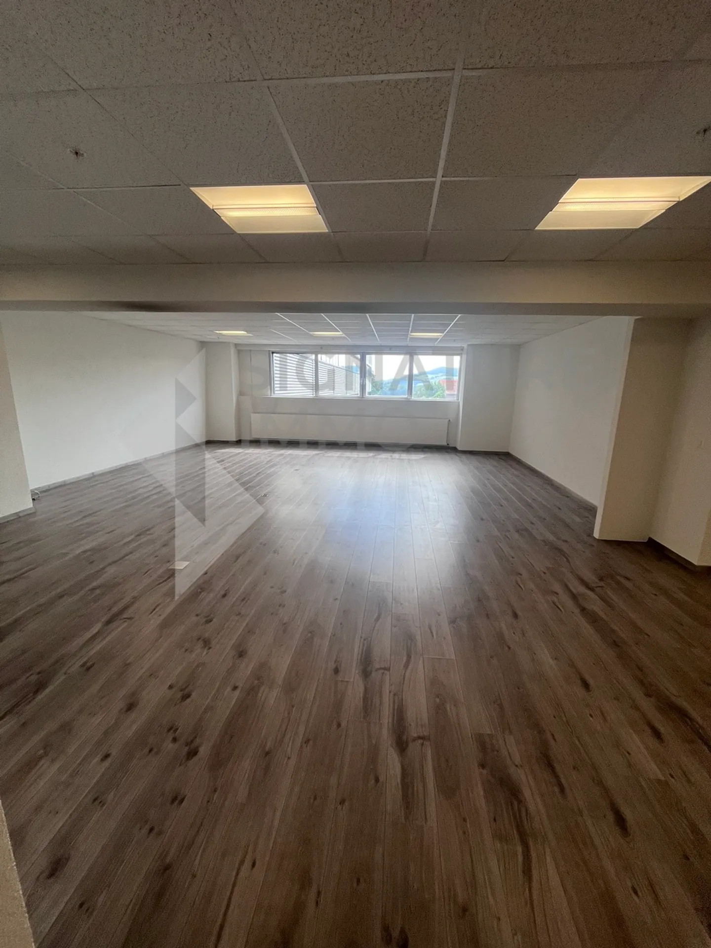 À louer - Rare sur le marché ! Local commercial polyvalent de 594 m² - Photo 3 sur 23
